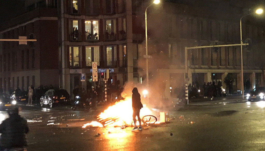 Les protestations contre les mesures anti-Covid vont crescendo en Europe Les protestations contre les mesures anti-Covid vont crescendo en Europe