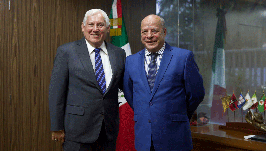 Le Maroc et le Mexique entendent développer leur coopération L'ambassadeur du Maroc au Mexique, Abdelfattah Lebbar et le ministre mexicain de l'Agriculture et du développement rural, Víctor Villalobos Arámbula