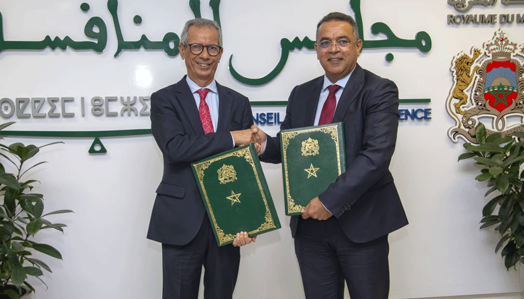 Le Conseil de la concurrence et l’Office des changes s’associent pour un échange d’informations et d’expertises Le président du Conseil de la Concurrence, Ahmed Rahhou et le directeur de l'Office des Changes, Hassan Boulaknadal lors de la signature d'une onvention de partenariat visant à échanger les informations et l’expertise