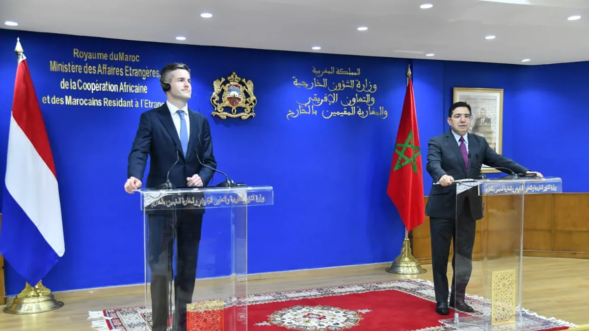 Sahara marocain: la grammaire du réalisme , La Haye acte la souveraineté par l’autonomie Nasser Bourita et le ministre néerlandais Tom Berendsen lors d'un point de presse à Rabat, confirmant le soutien des Pays-Bas au plan d'autonomie pour le Sahara | L'Essentiel.ma