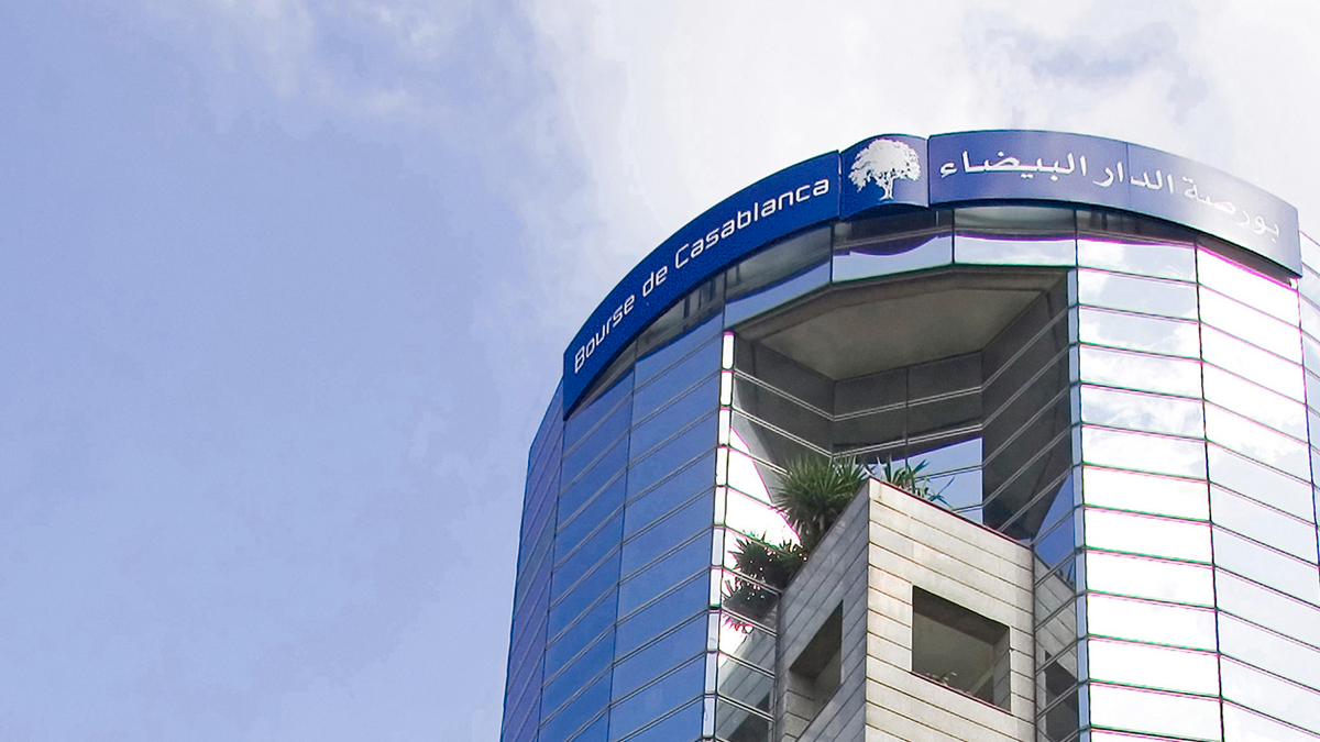L’ère de l’anticipation : comment le marché à terme fait basculer le capitalisme marocain dans la maturité Façade en verre du siège de la Bourse de Casablanca sous un ciel clair, institution où se déploie le nouveau marché à terme marocain.