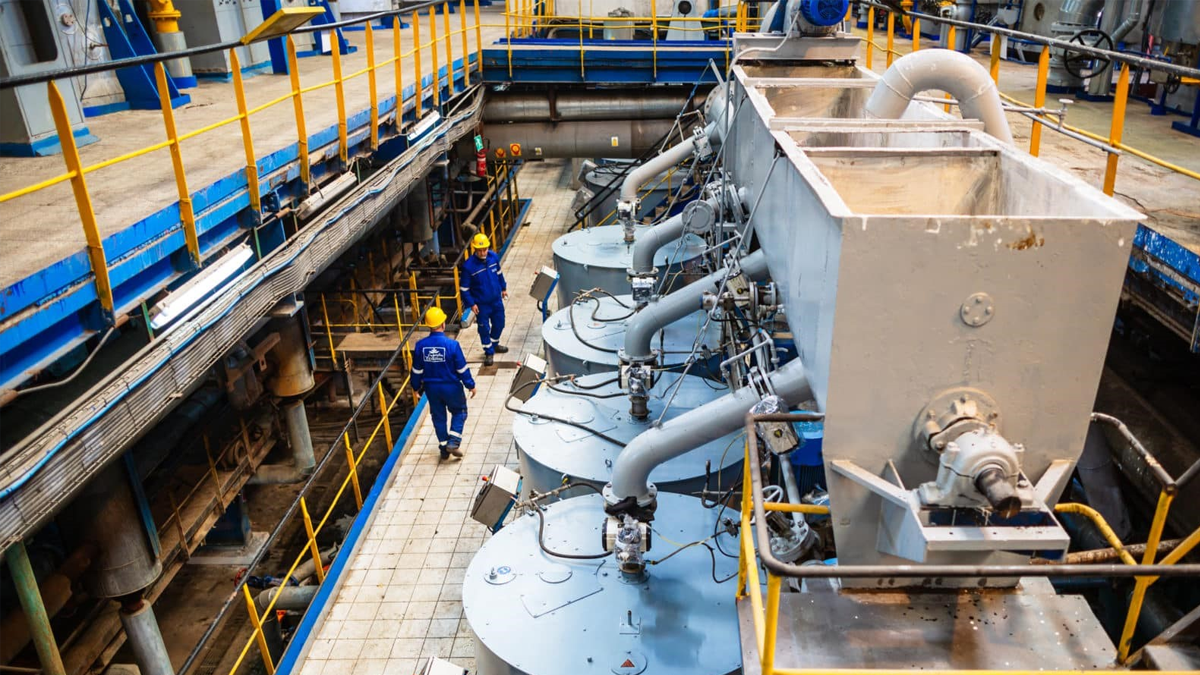 L’alchimie de la souveraineté : quand Cosumar métamorphose ses fumées en or industriel Ouvriers évoluant au milieu des installations de la raffinerie Cosumar à Casablanca